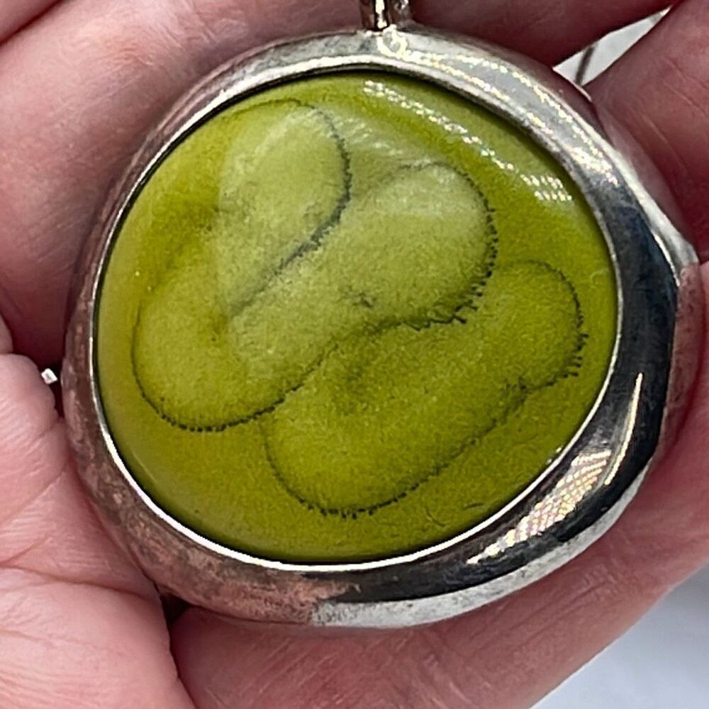 Vintage unmarked boho green pendant necklace long 32” chain.